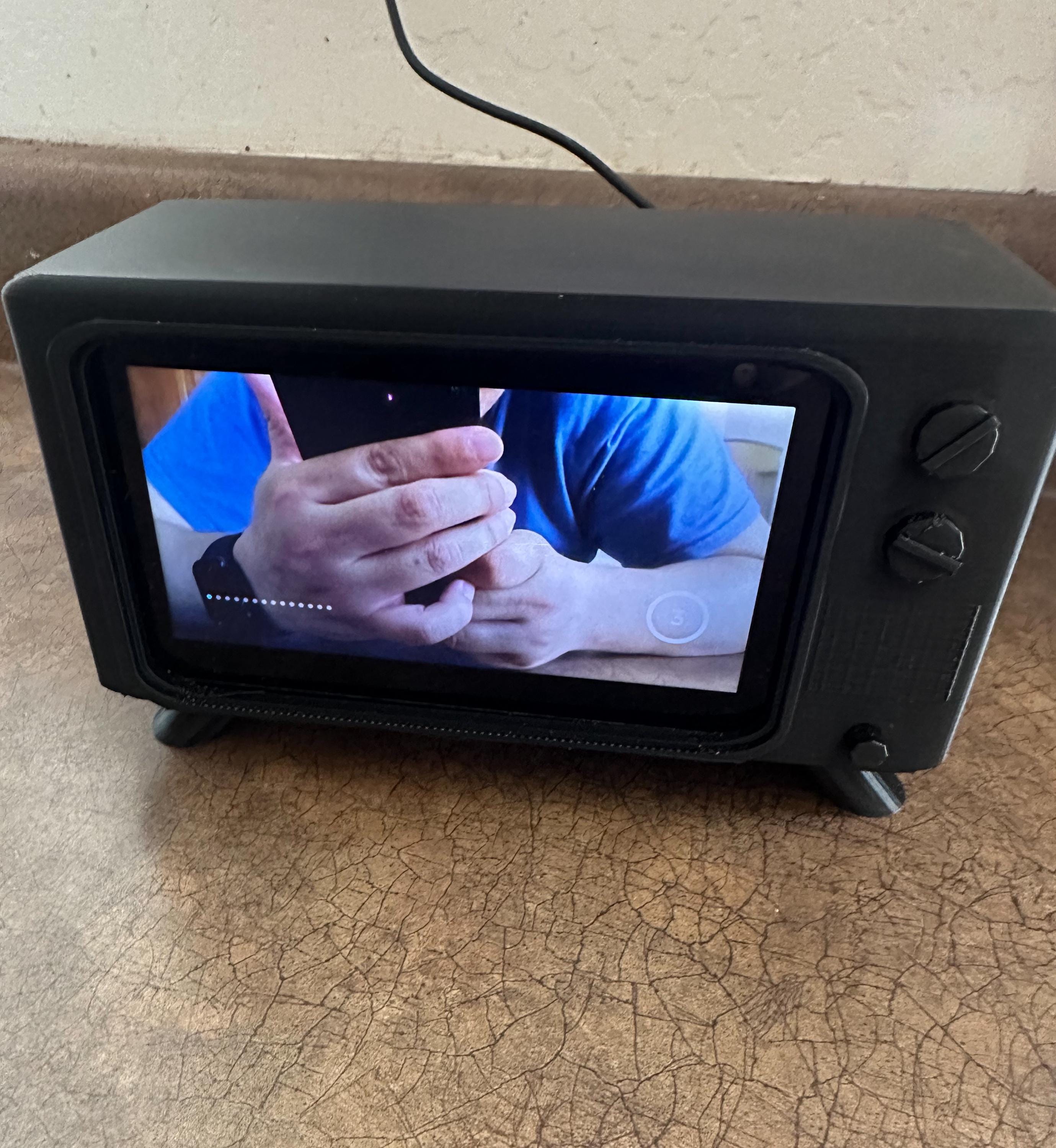 Echo show 5 stand. Retro TV
