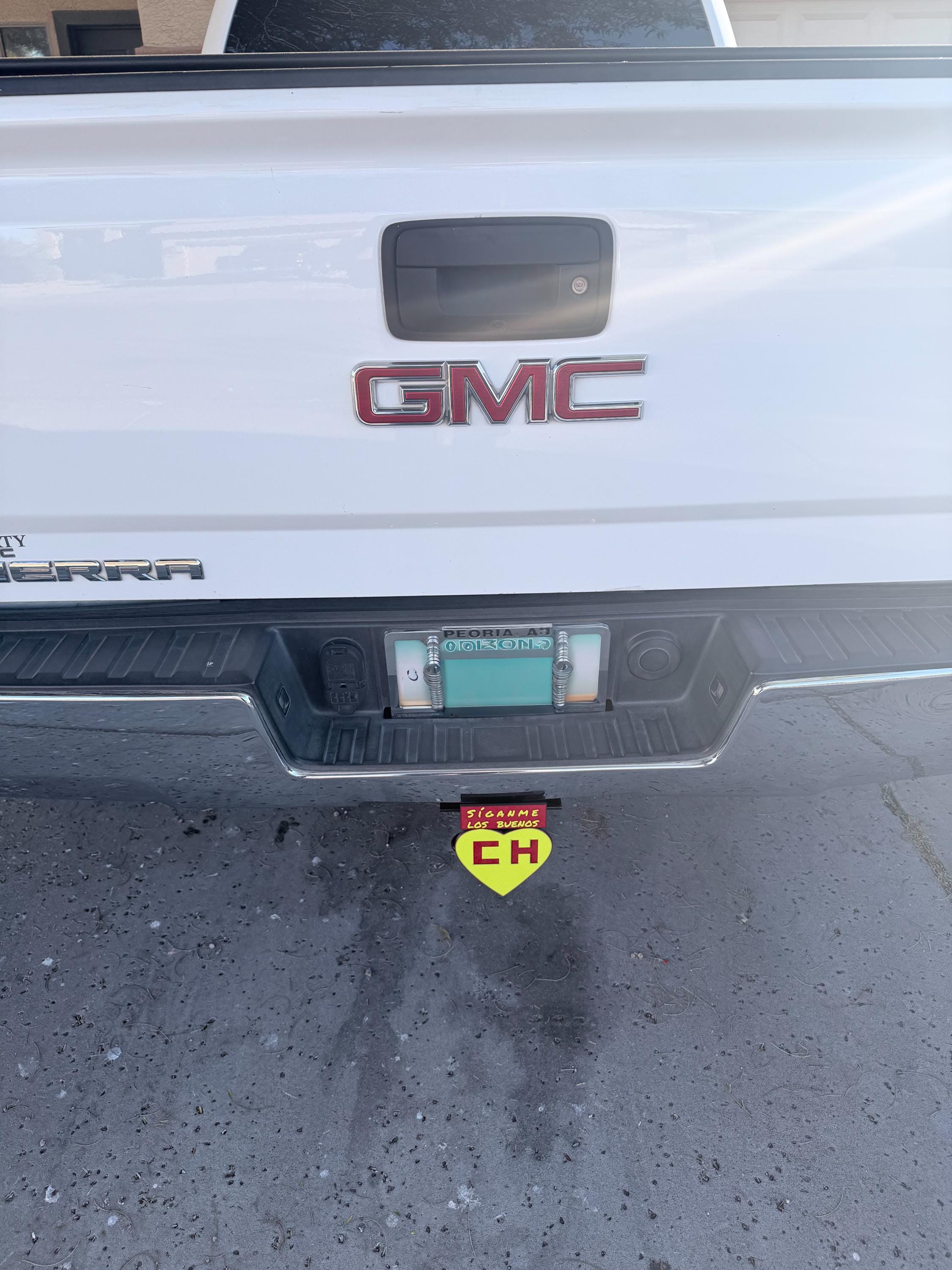 Trailer hitch cover inspired by El Chapulín Colorado