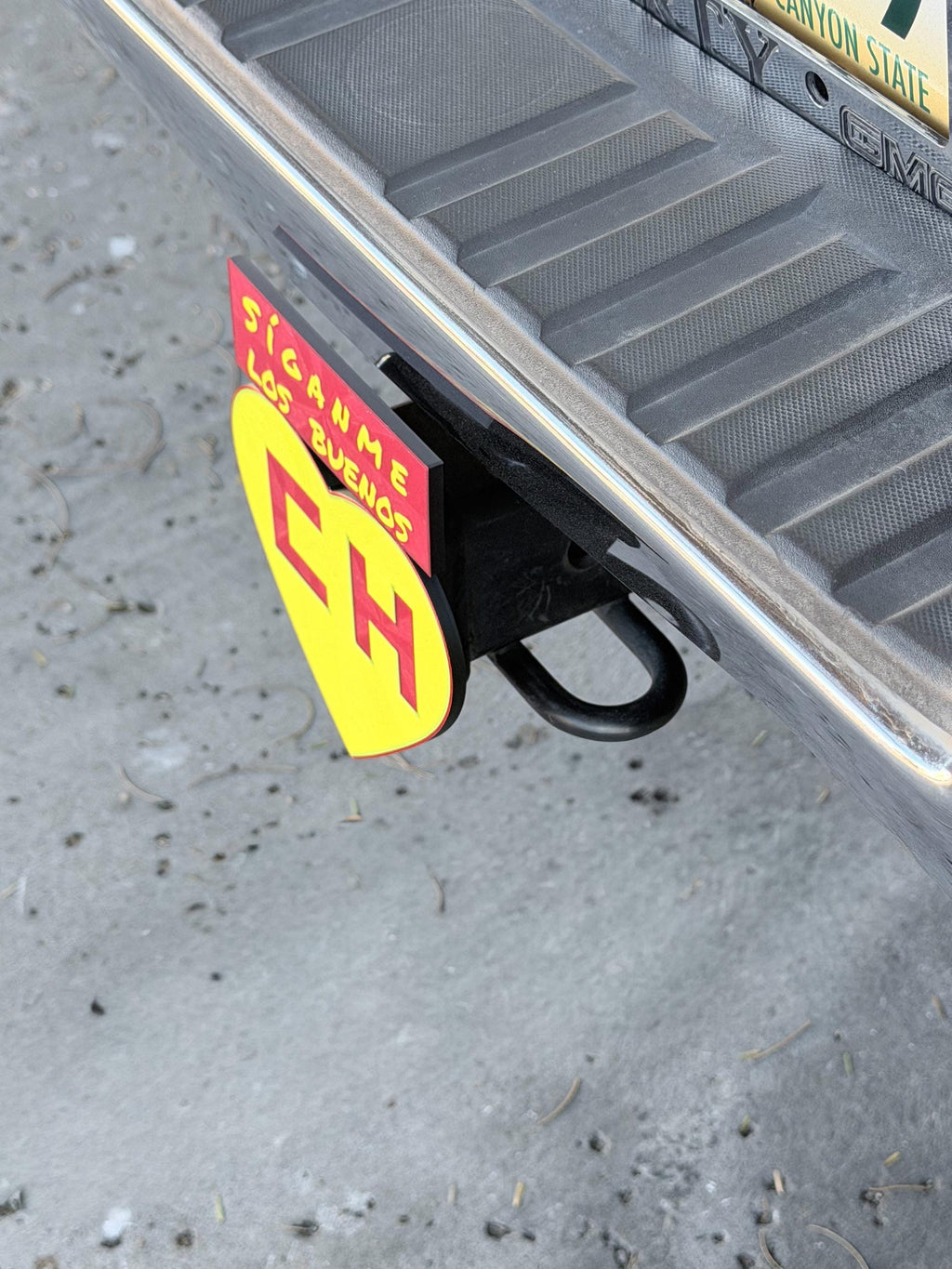 Trailer hitch cover inspired by El Chapulín Colorado